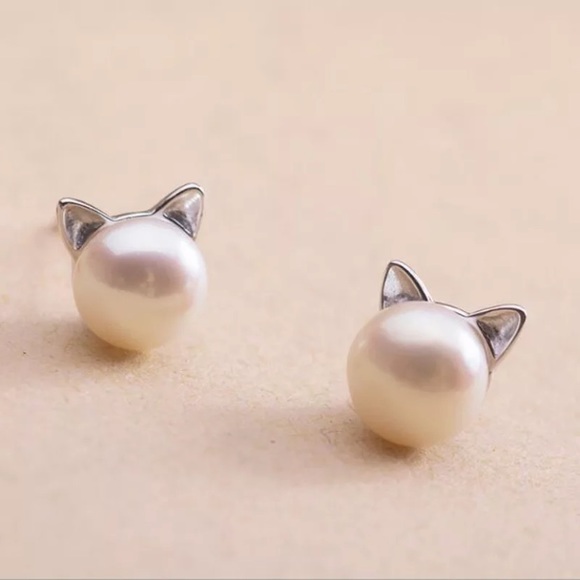 Cat pearl post stud silver earrings - Picture 2 of 6